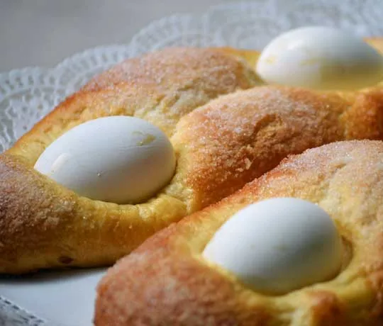 Hornazo con dos huevos