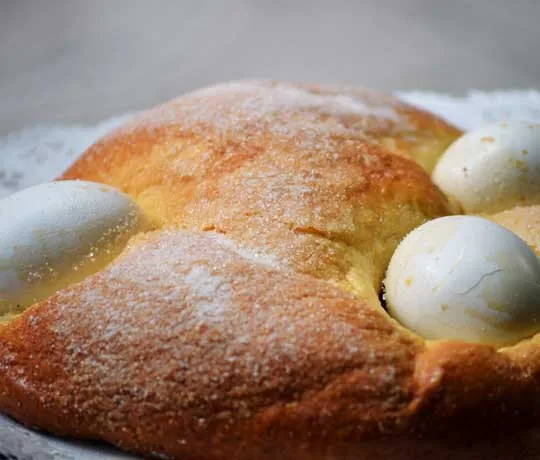 Hornazo con tres huevos